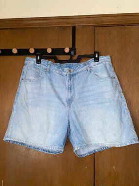 H&M Light wash denim shorts